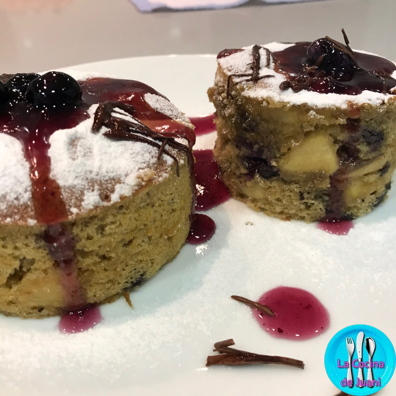 Pastelitos con salsa de frutas rojas