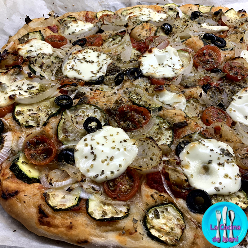Pizza casera de verduras con mozzarella