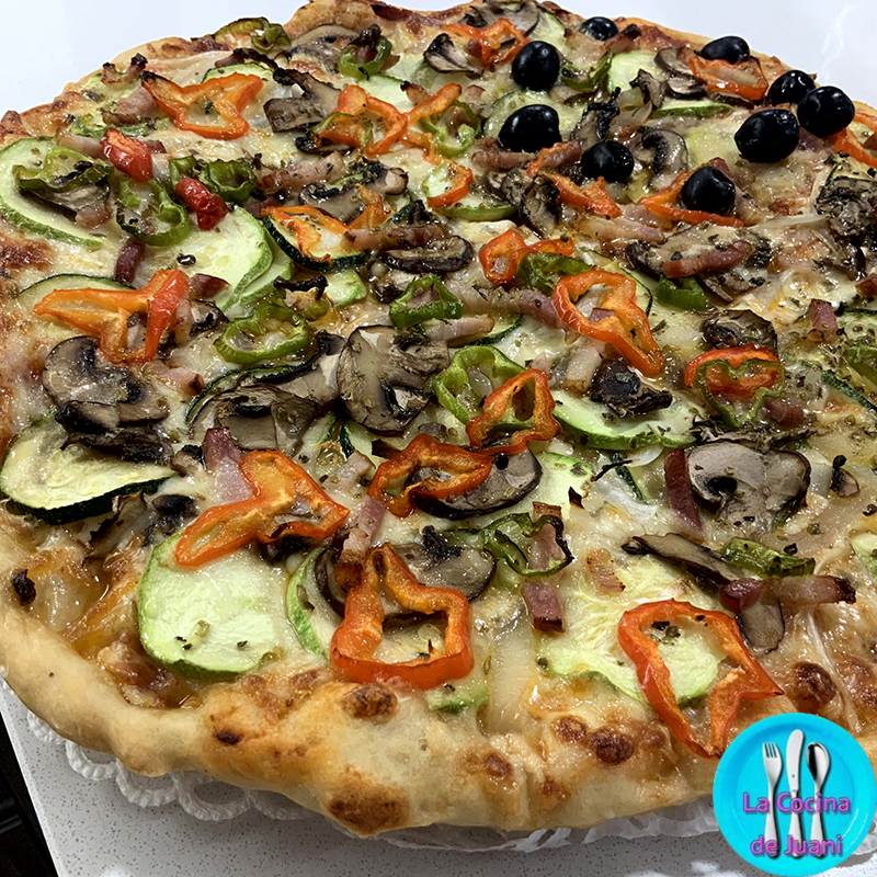 Pizza casera de verduras y bacon crujiente