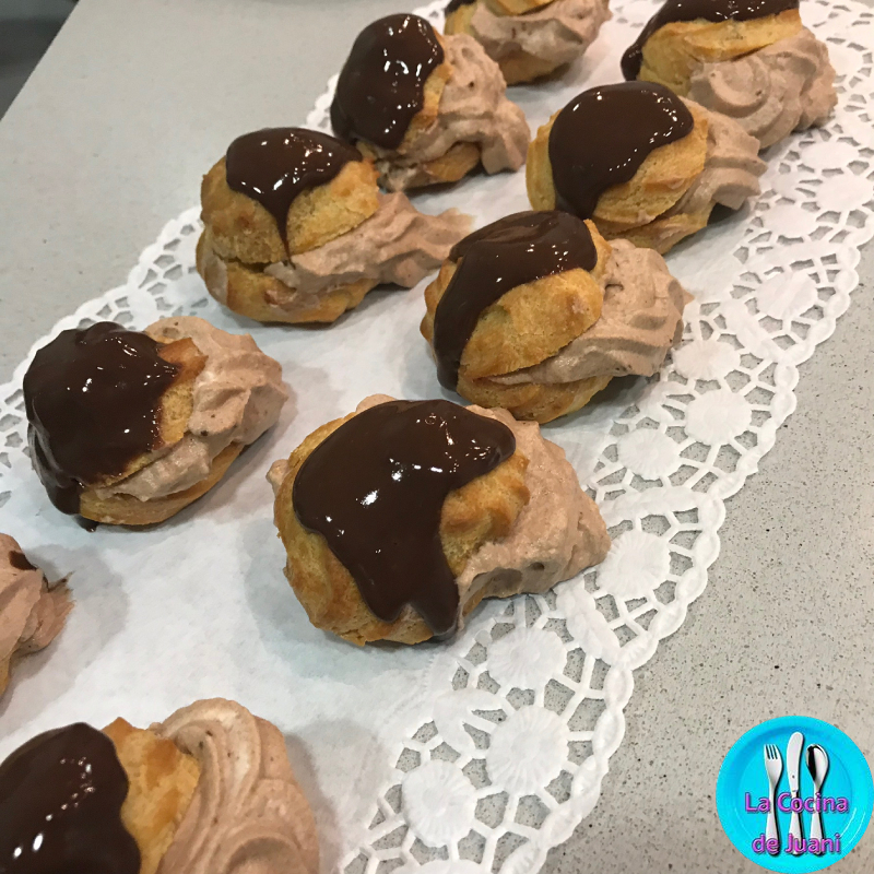 Profiteroles de chocolate