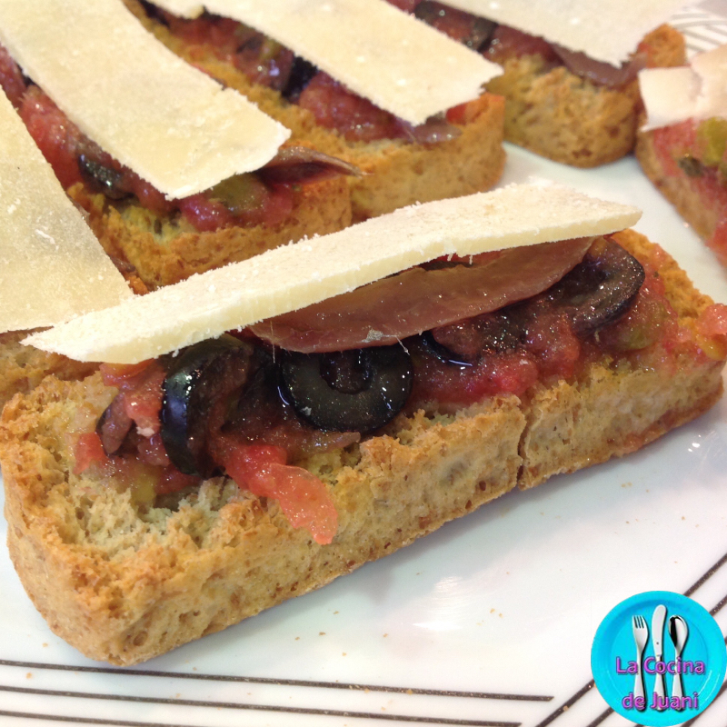 Tosta de anchoas y olivas negras